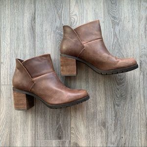 Like new Clark’s Antique Brown Malvet Helen